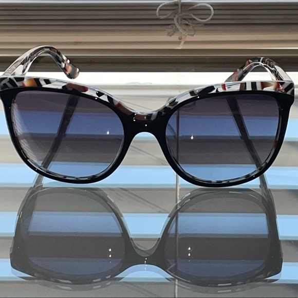 New Burberry Sunglasses - Picture 7 of 13